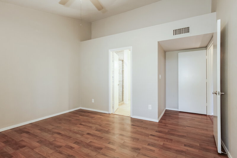 1,950/Mo, 6320 W Port Royale Ln Glendale, AZ 85306 Main Bedroom View 2