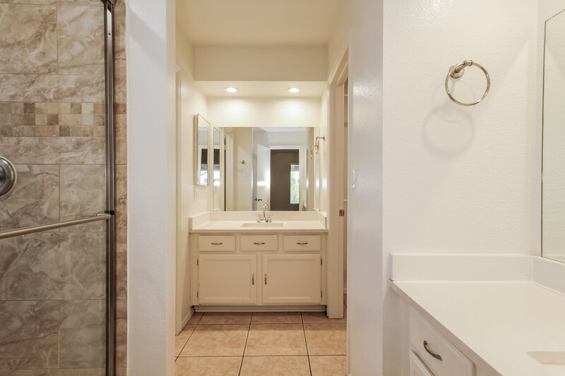 1,950/Mo, 6320 W Port Royale Ln Glendale, AZ 85306 Main Bathroom View