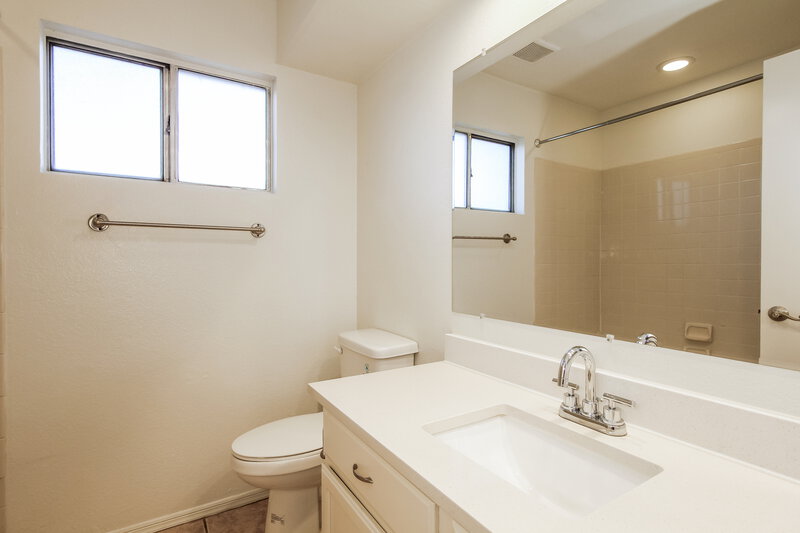 1,950/Mo, 6320 W Port Royale Ln Glendale, AZ 85306 Bathroom View