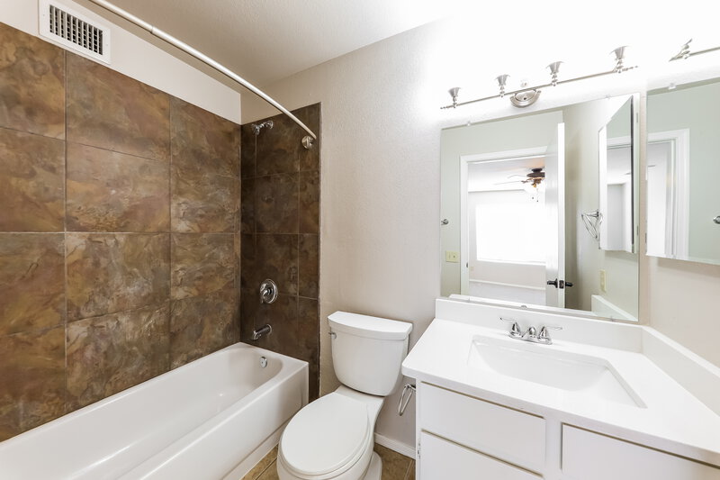 1,965/Mo, 20814 N 31st Dr Phoenix, AZ 85027 Main Bathroom View