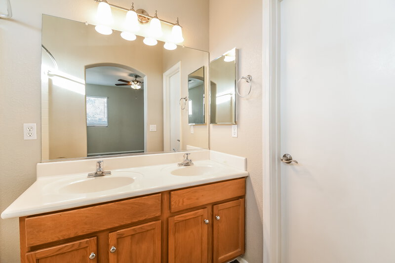 2,090/Mo, 1303 S Mansard Mesa, AZ 85209 Main Bathroom View