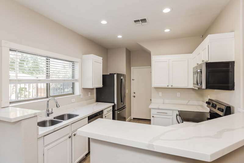 1,870/Mo, 9582 N 81st Dr Peoria, AZ 85345 Kitchen View