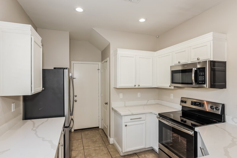 1,870/Mo, 9582 N 81st Dr Peoria, AZ 85345 Kitchen View 2