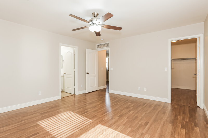 1,870/Mo, 9582 N 81st Dr Peoria, AZ 85345 Main Bedroom View 2