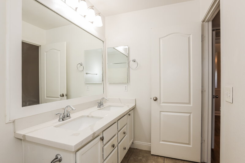 1,870/Mo, 9582 N 81st Dr Peoria, AZ 85345 Main Bathroom View