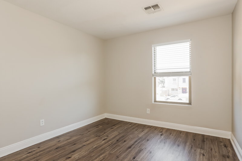 1,870/Mo, 9582 N 81st Dr Peoria, AZ 85345 Bedroom View 2