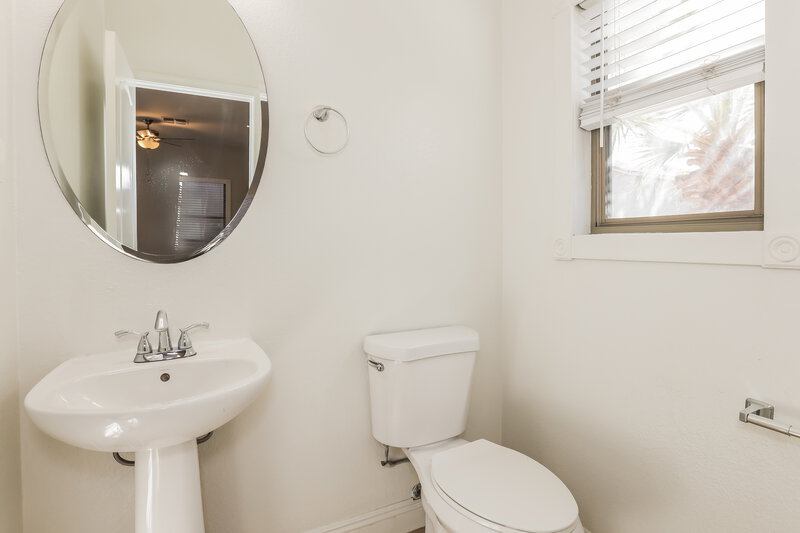 1,870/Mo, 9582 N 81st Dr Peoria, AZ 85345 Bathroom View 2