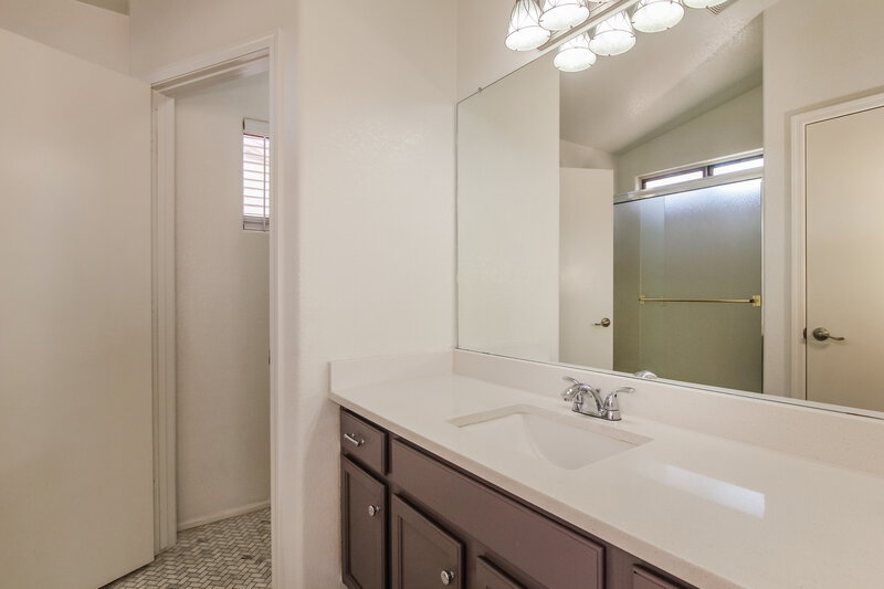 2,000/Mo, 15999 W Moreland St Goodyear, AZ 85338 Main Bathroom View