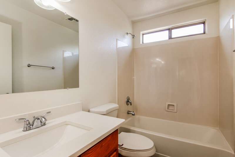 2,000/Mo, 15999 W Moreland St Goodyear, AZ 85338 Bathroom View