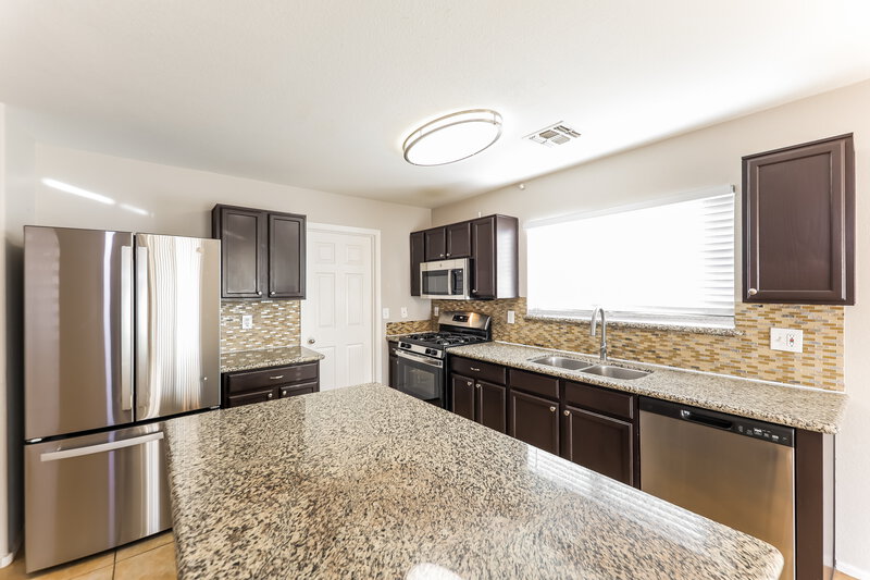 2,520/Mo, 8027 W Mission Lane Peoria, AZ 85345 Kitchen View