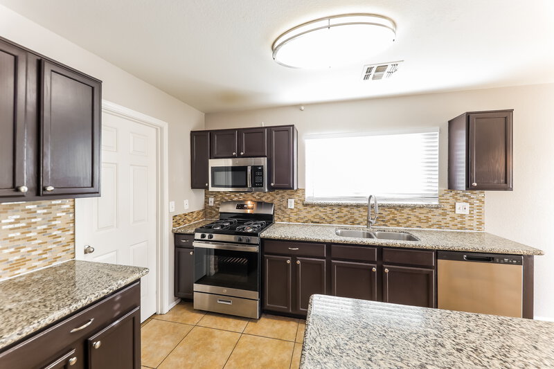 2,520/Mo, 8027 W Mission Lane Peoria, AZ 85345 Kitchen View 2