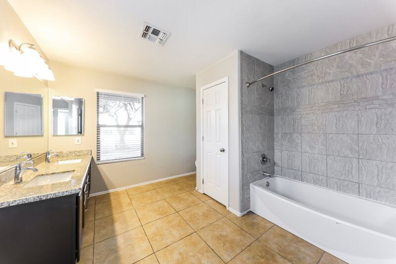 2,520/Mo, 8027 W Mission Lane Peoria, AZ 85345 Main Bathroom View