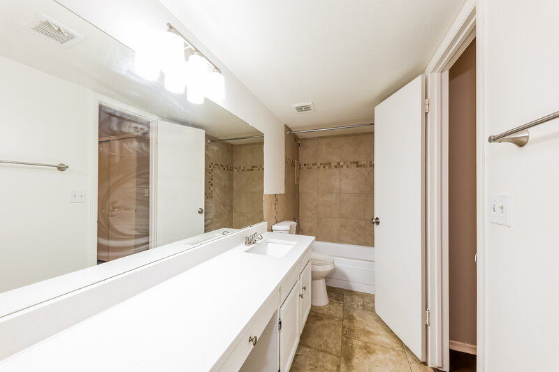 2,285/Mo, 19017 N 6th St Phoenix, AZ 85024 Main Bathroom View