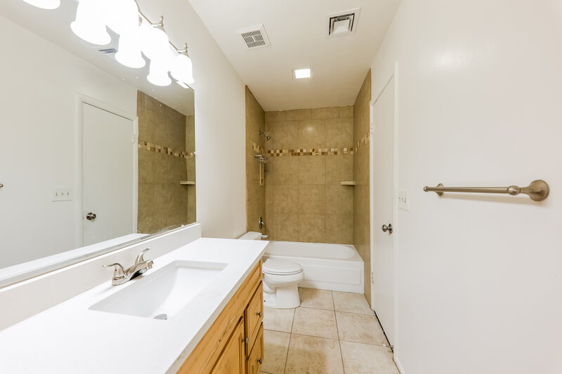 2,285/Mo, 19017 N 6th St Phoenix, AZ 85024 Bathroom View