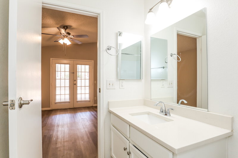 2,120/Mo, 190 S Los Feliz Dr Chandler, AZ 85226 Main Bathroom View 2