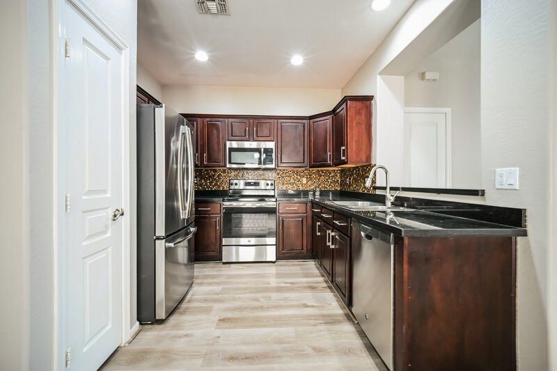 1,895/Mo, 7032 S 7th Ln Phoenix, AZ 85041 Kitchen View