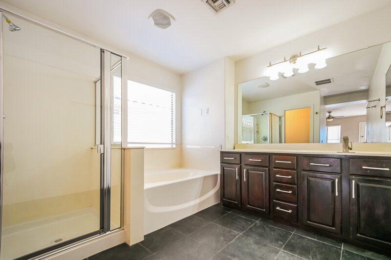 1,895/Mo, 7032 S 7th Ln Phoenix, AZ 85041 Main Bathroom View