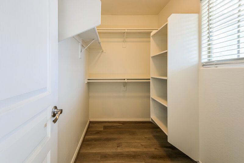 1,895/Mo, 7032 S 7th Ln Phoenix, AZ 85041 Walk In Closet View
