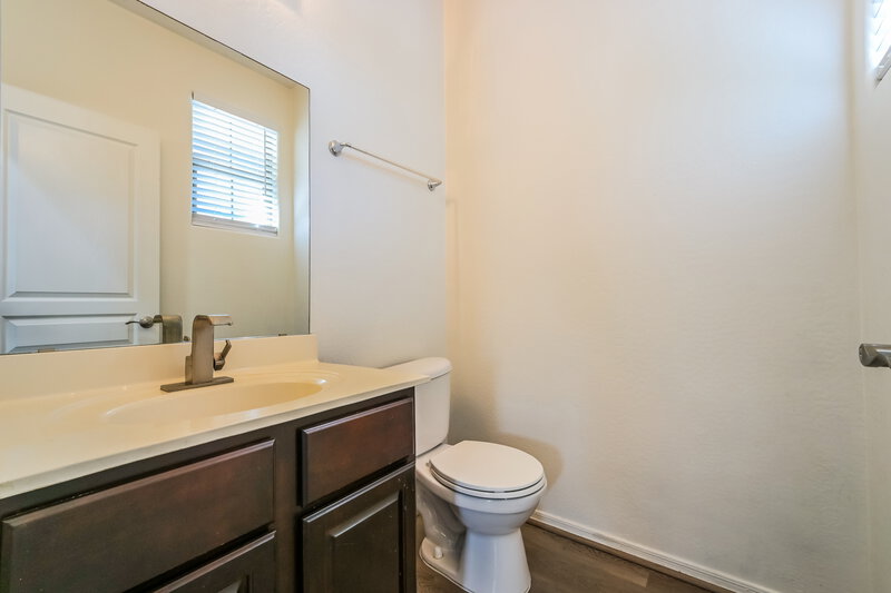 1,895/Mo, 7032 S 7th Ln Phoenix, AZ 85041 Bathroom View