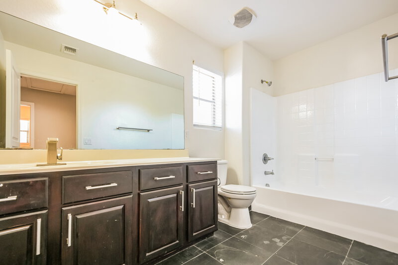 1,895/Mo, 7032 S 7th Ln Phoenix, AZ 85041 Bathroom View 2