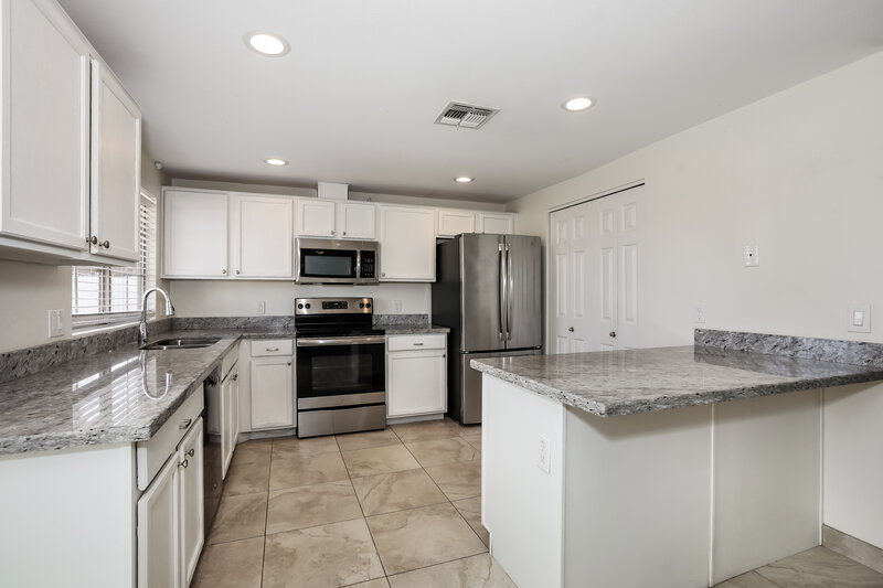 2,210/Mo, 2123 N Longmore Street Chandler, AZ 85224 Kitchen View 2