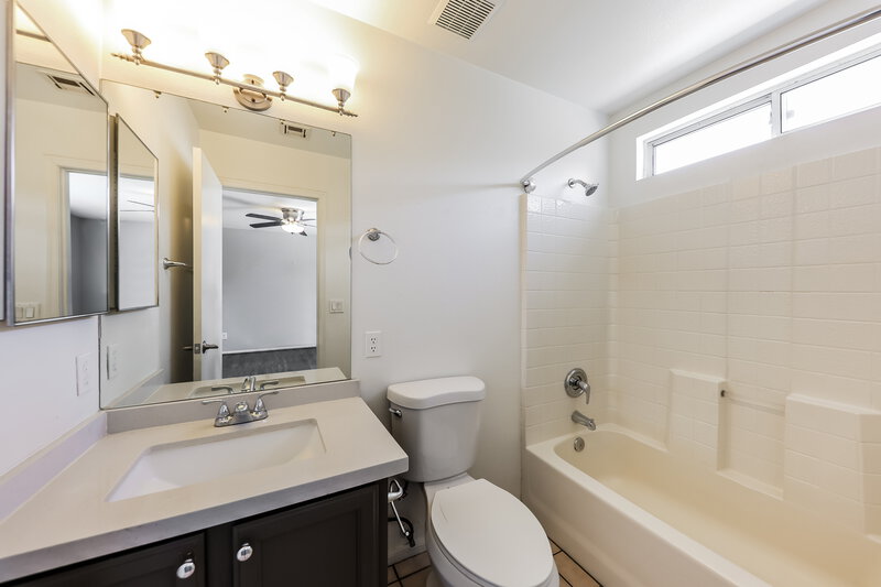 1,850/Mo, 10727 W Calle Del Sol Phoenix, AZ 85037 Main Bathroom View