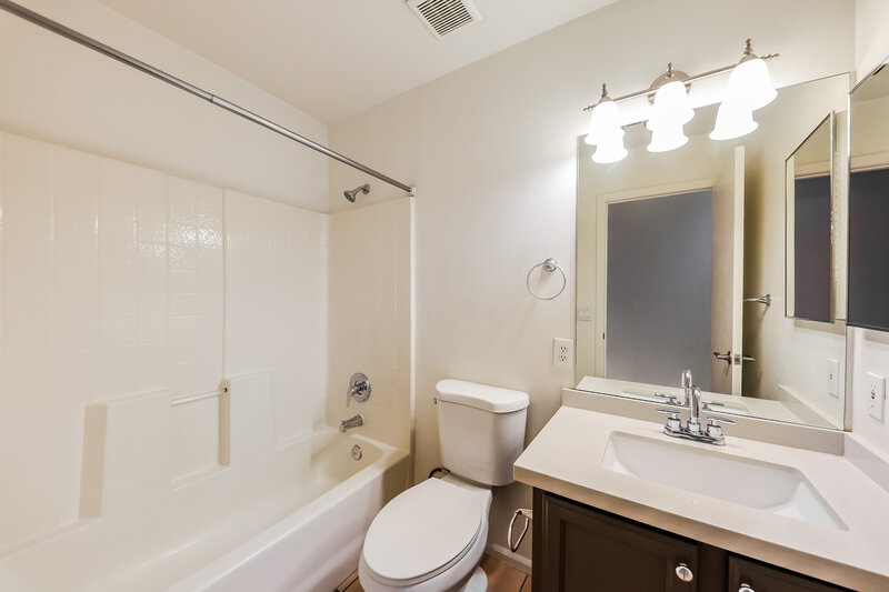 1,850/Mo, 10727 W Calle Del Sol Phoenix, AZ 85037 Bathroom View