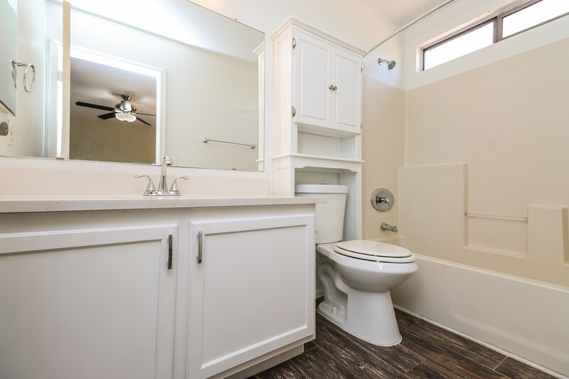 2,270/Mo, 1456 S Boulder St Unit C Gilbert, AZ 85296 Main Bathroom View