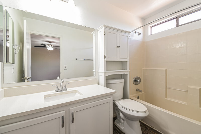 2,180/Mo, 1456 S Boulder St Unit C Gilbert, AZ 85296 Main Bathroom View