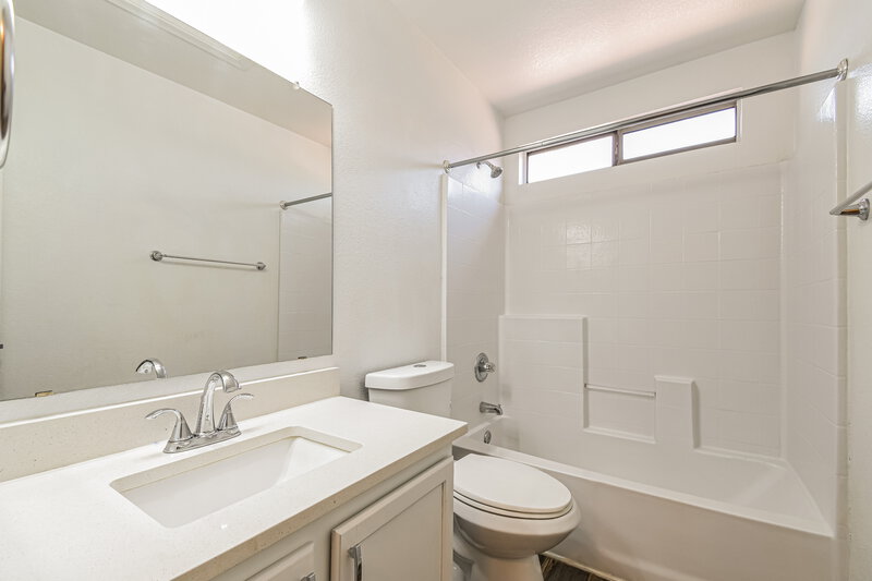 2,180/Mo, 1456 S Boulder St Unit C Gilbert, AZ 85296 Bathroom View