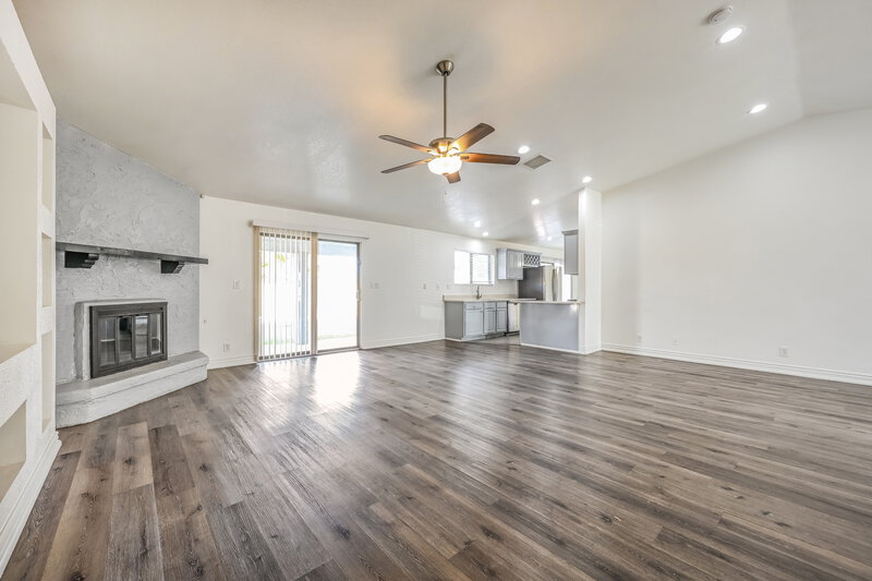 2,160/Mo, 11812 N 43rd Dr Glendale, AZ 85304 Living Room View 2