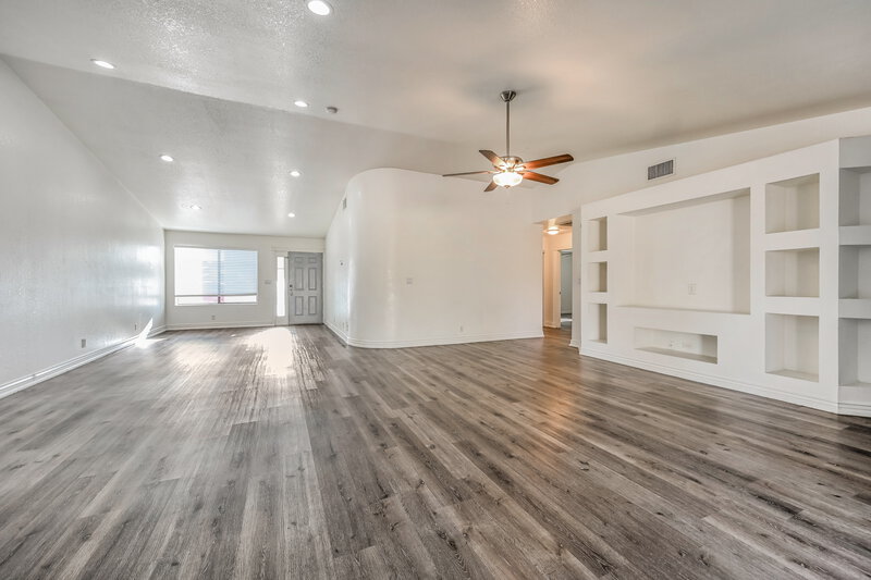 2,160/Mo, 11812 N 43rd Dr Glendale, AZ 85304 Living Room View 3