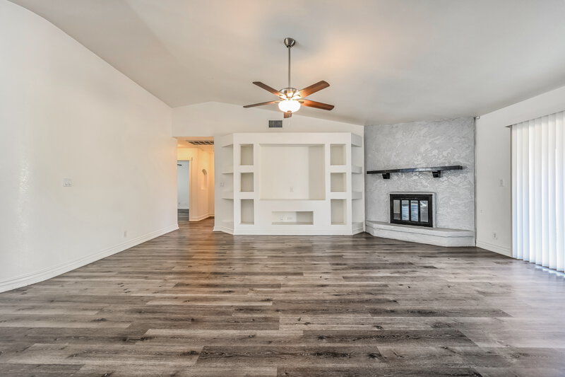 2,160/Mo, 11812 N 43rd Dr Glendale, AZ 85304 Living Room View 4