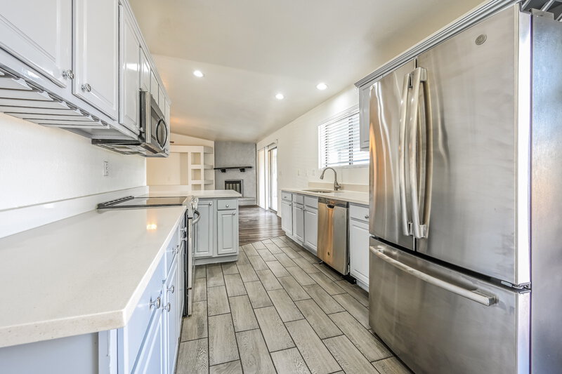 2,160/Mo, 11812 N 43rd Dr Glendale, AZ 85304 Kitchen View 2