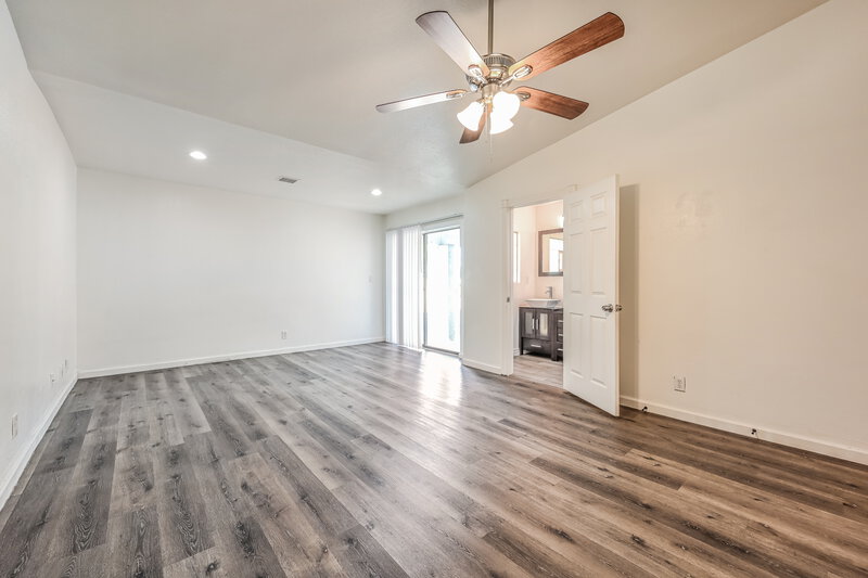 2,160/Mo, 11812 N 43rd Dr Glendale, AZ 85304 Main Bedroom View