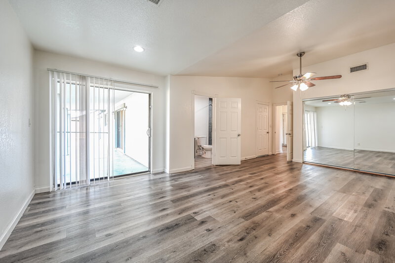 2,160/Mo, 11812 N 43rd Dr Glendale, AZ 85304 Main Bedroom View 2