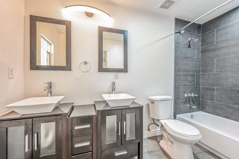 2,160/Mo, 11812 N 43rd Dr Glendale, AZ 85304 Main Bathroom View