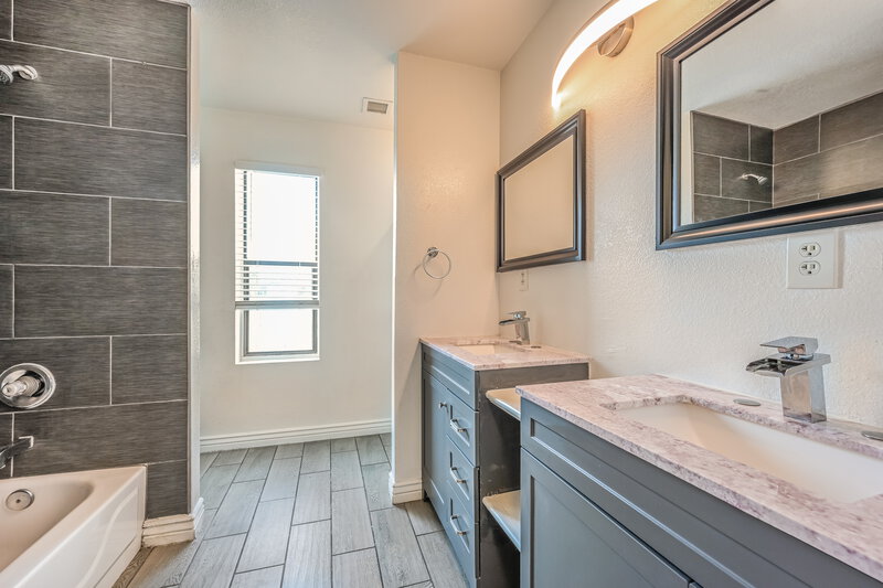 2,160/Mo, 11812 N 43rd Dr Glendale, AZ 85304 Bathroom View