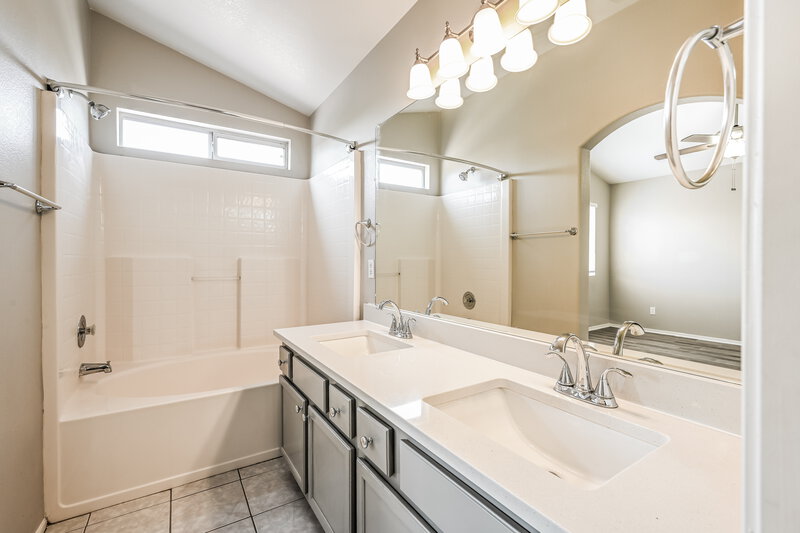 3,300/Mo, 1109 W Bluefield Avenue Phoenix, AZ 85023 Main Bathroom View