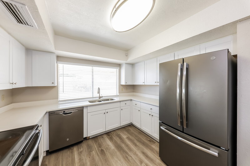 2,125/Mo, 5719 W Michigan Ave Glendale, AZ 85308 Kitchen View