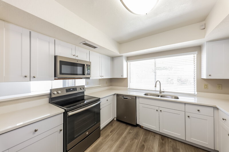 2,125/Mo, 5719 W Michigan Ave Glendale, AZ 85308 Kitchen View 2