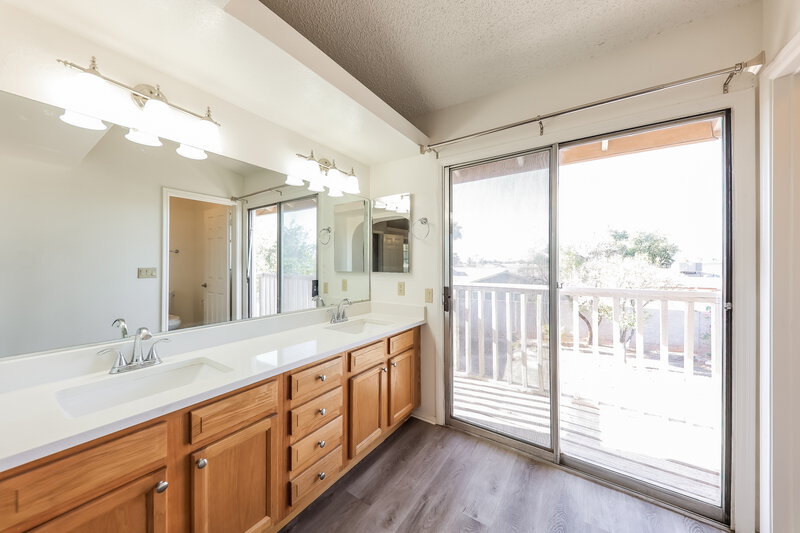 2,125/Mo, 5719 W Michigan Ave Glendale, AZ 85308 Main Bathroom View
