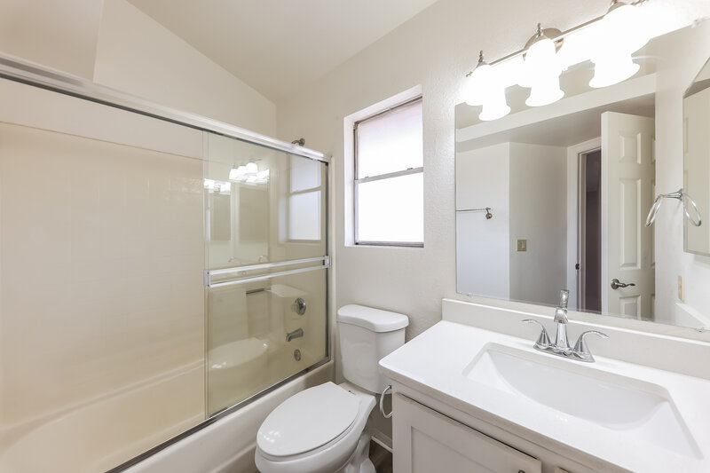 2,125/Mo, 5719 W Michigan Ave Glendale, AZ 85308 Bathroom View
