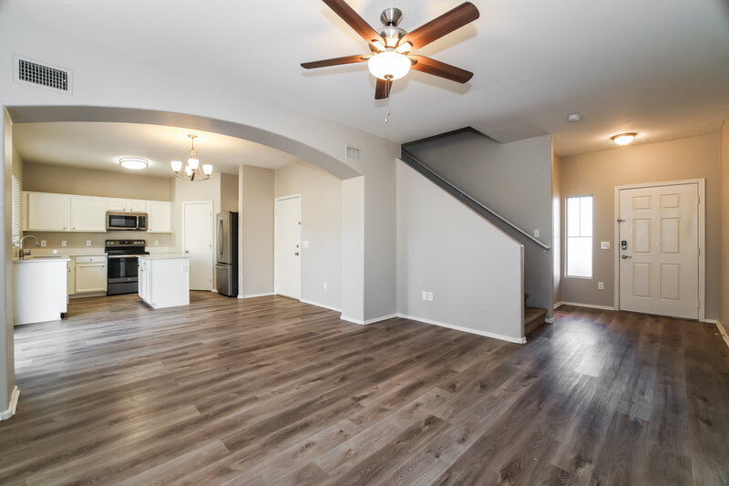 2,210/Mo, 4025 W Park St Phoenix, AZ 85041 Living Room View 2