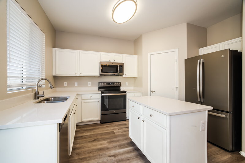 2,210/Mo, 4025 W Park St Phoenix, AZ 85041 Kitchen View