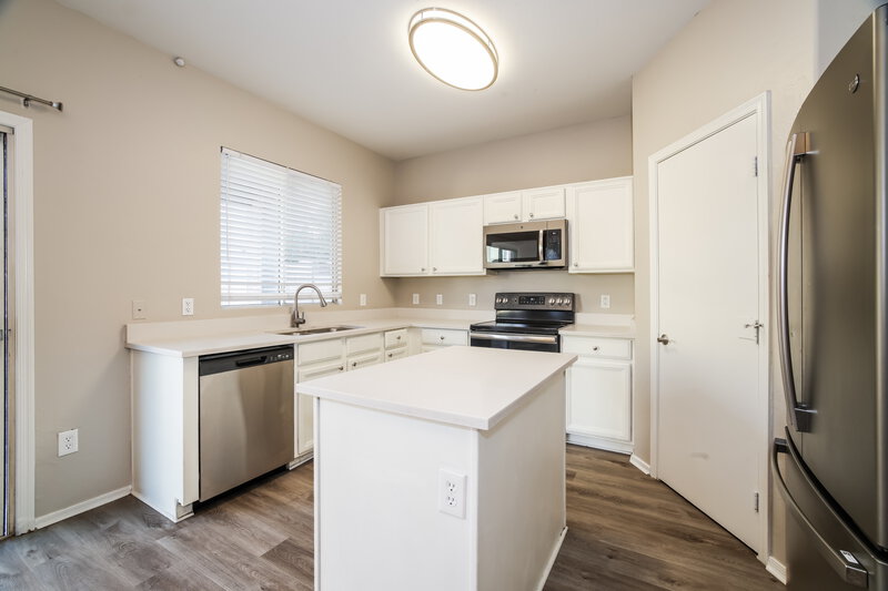 2,210/Mo, 4025 W Park St Phoenix, AZ 85041 Kitchen View 2