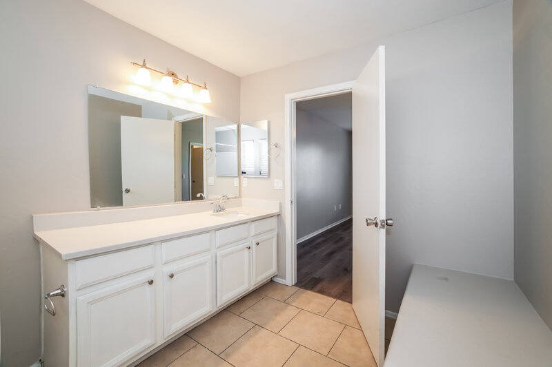 2,210/Mo, 4025 W Park St Phoenix, AZ 85041 Main Bathroom View