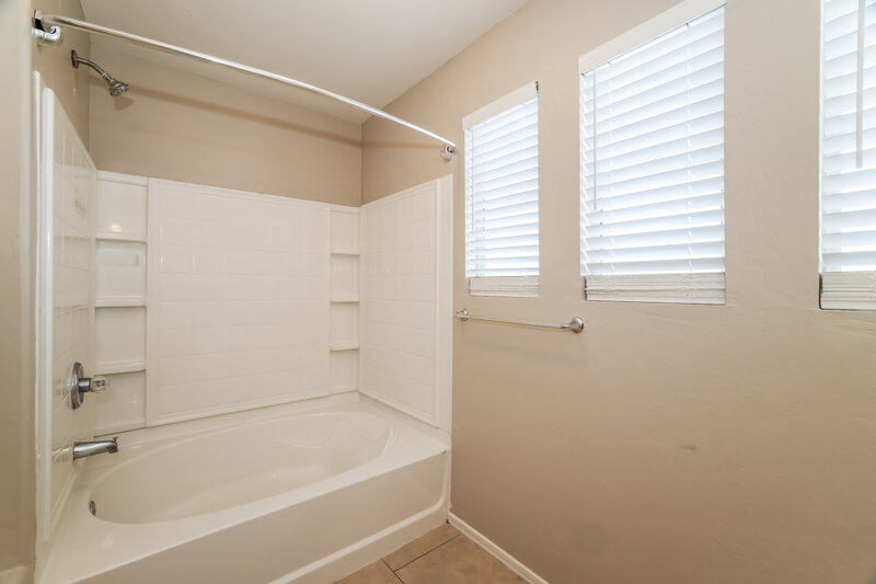 2,210/Mo, 4025 W Park St Phoenix, AZ 85041 Bathroom View