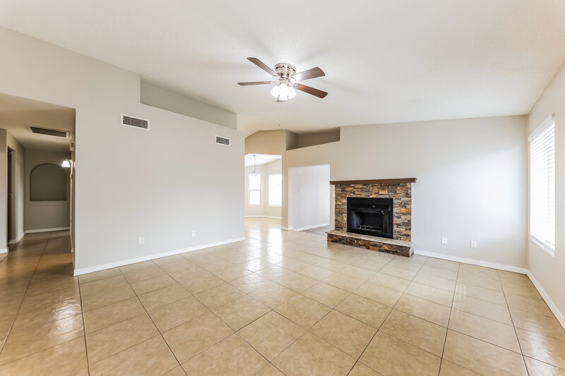 2,030/Mo, 5209 N 78th Dr Glendale, AZ 85303 Living Room View