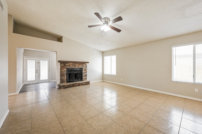 1,980/Mo, 5209 N 78th Dr Glendale, AZ 85303 Living Room View